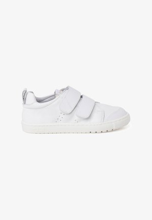 Weiße Ledersneaker mit zwei Klettverschlüssen, strukturiertem Obermaterial, Perforationen an den Seiten und einer Gummisohle. Glattes, minimalistisches Design.
