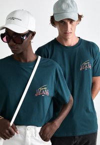 Tommy Jeans DIAMOND TWIST TEE UNISEX - Marškinėliai su spaudiniu - deep seawater