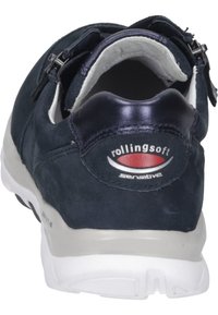 Navy blauw suède schoen met een gemêleerde leren accent bij de hiel. Voorzien van een witte rubberen zool en ritsen aan de zijkant voor gemakkelijk aan- en uittrekken.