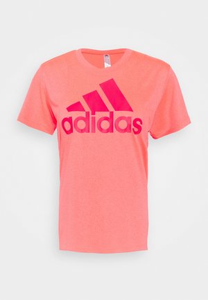 T-shirt Adidas corail rose à manches courtes avec grand logo Adidas magenta et trois bandes sur la poitrine.