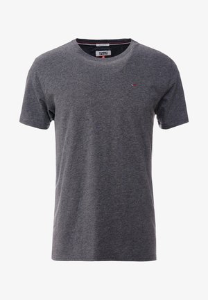 Ciemnoszara koszulka z krótkim rękawem i okrągłym dekoltem, z małym logo Tommy Jeans na lewej piersi oraz metką z rozmiarem wewnątrz kołnierza.