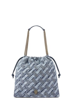 Sac d'épaule en denim gris à texture tissée, avec des anses en chaîne dorée, des côtés à cordon et un petit emblème décoratif doré à l'avant.