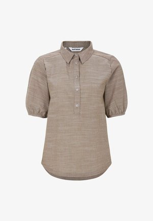 Bež kratka bluza s kratkim rukavima na naduvane rukave, kopčanjem na gumbe, šiljastim ovratnikom i suptilnim vertikalnim prugastim uzorkom.