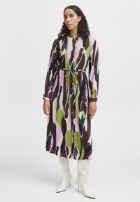 Langes, knöpfbares Kleid mit einem mehrfarbigen abstrakten Muster in Braun-, Pink-, Grün- und Marineblau-Tönen, mit tailliertem Schnitt und langen Ärmeln.