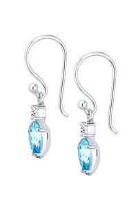 Des boucles d'oreilles pendantes en argent comportent un cristal bleu en taille marquise avec des pierres d'accent transparentes et un design de crochet. Métal lisse et finition polie.