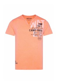 Pomarańczowy t-shirt z krótkim rękawem wykonany z miękkiego materiału. Posiada dekolt w serek, graficzne nadruki w czerni i bieli oraz prosty dół.