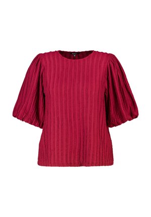 Blouse rouge texturée avec rayures verticales, manches courtes bouffantes, col rond et étiquette de taille moyenne.