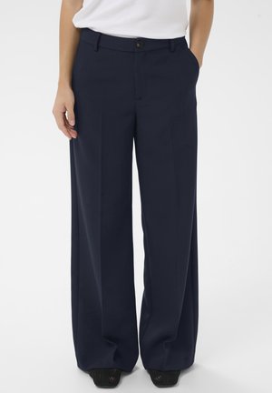 Granatowe spodnie o szerokich nogawkach wykonane z gładkiej tkaniny, z zapięciem na guzik, bocznymi kieszeniami i dopasowanym krojem.