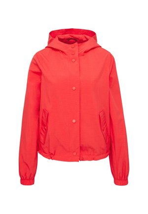 Veste à capuche rouge avec une texture légère et lisse, des boutons-pression, des poignets élastiques et des poches latérales, offrant une coupe légèrement raccourcie.