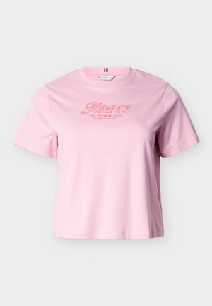 Rosa Baumwoll-T-Shirt mit lockerer Passform, versehen mit einem retro "TOMMY HILFIGER, CO."-Logo in Rot, Rundhalsausschnitt und kurzen Ärmeln.