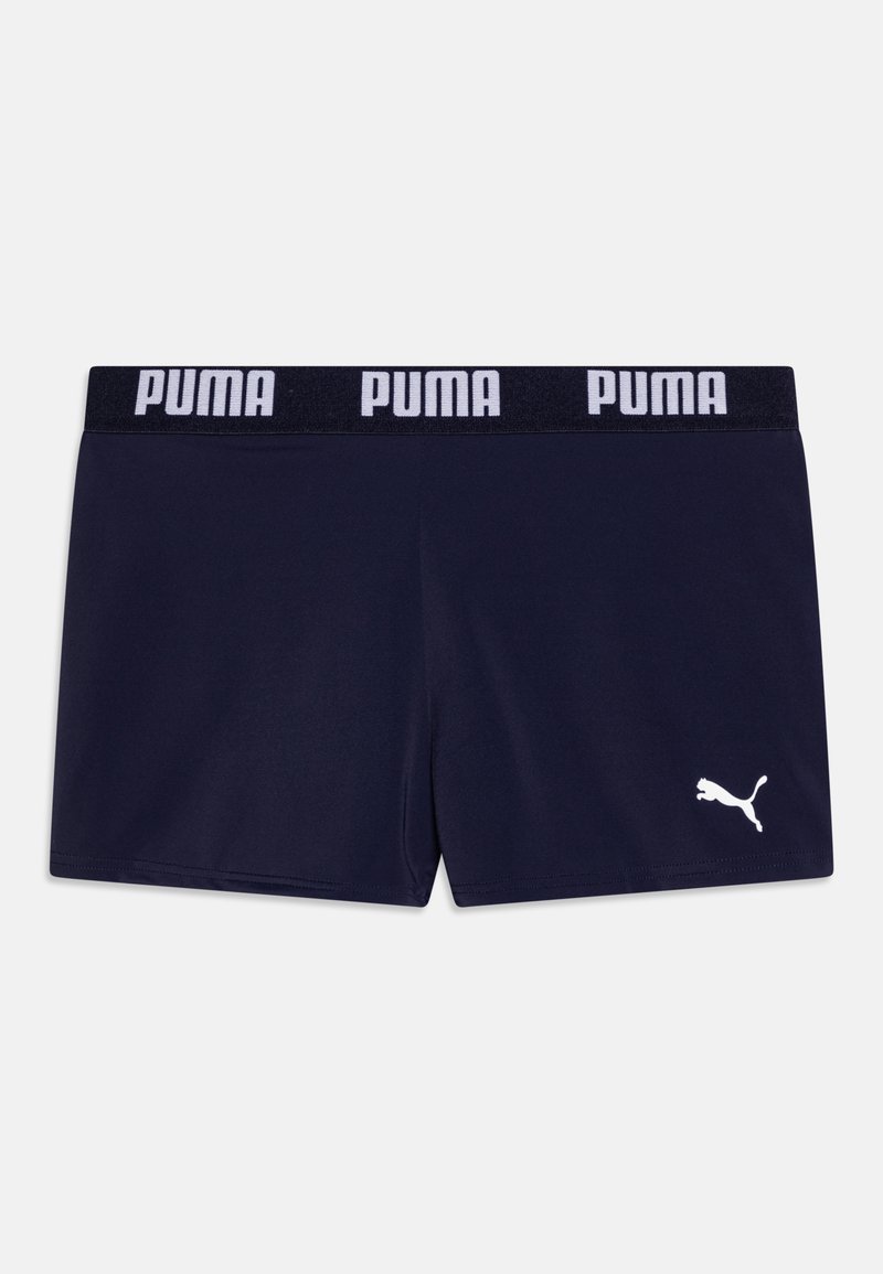 Jūriniai sportiniai šortai su balta Puma logo apatinėje dešinėje pusėje ir plačiu juodu juosmeniu su prekės ženklu baltu šriftu.