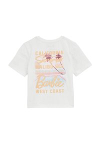 Camiseta de algodón blanca con texto gráfico multicolor: "California Summer Malibu Beach Club Barbie West Coast." Mangas cortas, cuello redondo.