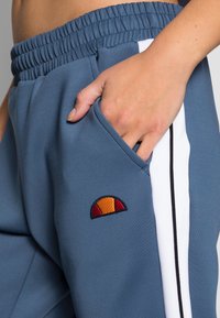 Ellesse NERVET TRACK PANT - Calças de fato de treino - blue