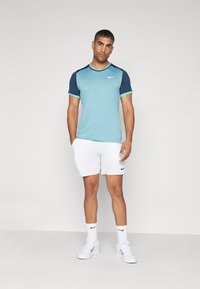 Nike Performance ADVTG - Bluză sport - denim turqoise/armory navy/green frost/white