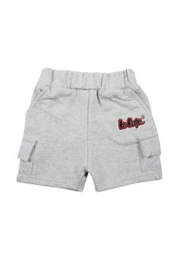 Shorts en coton gris avec taille élastique, deux poches latérales et une poche cargo sur la jambe gauche. Présente un logo brodé en rouge.