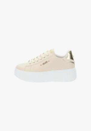 Jasnoróżowy sneaker z gładką cholewką, białą platformą i złotym akcentem na pięcie. Posiada sznurowane zapięcie oraz minimalną grafikę brandingową.