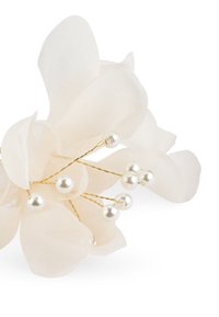 Fiore di stoffa bianco con petali trasparenti. Steli in filo dorato con perline finte rotonde come dettagli. Texture liscia, design delicato e dettagli sottili.