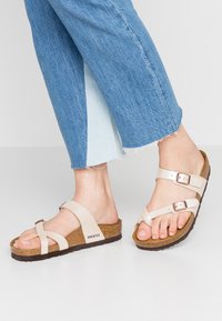 Birkenstock - MAYARI - T veida siksniņu sandales - graceful pearl/white Miniatūras attēls 1