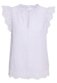 Raidallinen vaaleansininen hihaton toppi, jossa on olkapäillä röyhelöreunainen pitsikoristelu ja reunassa leikattu kukkakuvio, pyöreä kaula-aukko ja etuosassa avonainen avainreikä.