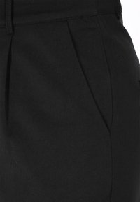 Pantaloni negri cu o textură fină, design pliat în față și o croială ajustată. Cusături subtile pe talie.