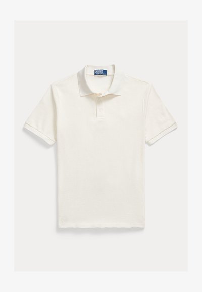 Kortermet poloskjorte i kremfarge, laget av teksturert bomull, med ribbet krage, tre-knappers stolpe og en liten logo nederst.