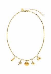 Gouden halsketting met een schakeldesign, featuring vijf charms met een maritiem thema: een zeepaardje, een schildpad, een schelp, een sterrenvis en een krab.