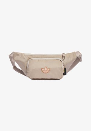 Beige bæltetaske med justerbar rem, lynlåslomme foran og broderet logo, designet til bære uden brug af hænder.