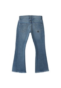 Jeans de campana azules con dobladillo deshilachado, que cuentan con dos bolsillos traseros y detalles de costura sutiles. Fabricados en denim con una textura suave.