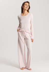 Lichtroze lange mouwen top en wijde broek set, met een verstelbare tailleband en zachte stof met een gladde textuur.