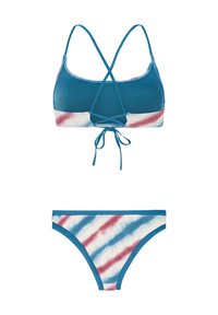 Dvodijelni bikini set sa plavim gornjim dijelom s preklopljenim trakama i detaljem za vezivanje, te bijelim donjim dijelom s plavim i crvenim uzorkom tye-dye.