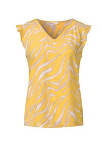 Top giallo con scollatura a V e maniche arricciate. Presenta un motivo astratto a strisce zebrate grigie e un bordo in pizzo sulle spalle.