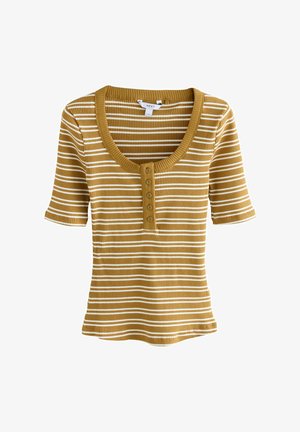 Maglietta a strisce giallo senape con maniche corte, scollo a barca ampio e dettagli con bottoni sulla parte anteriore. Tessuto a coste in tutta la superficie.