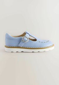 Zapato de cuero azul claro con diseño de tira en T, perforaciones decorativas, hebilla de metal y suela de goma blanca con un borde amarillo.