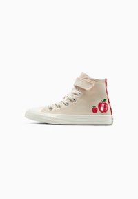 Lichtbeige hoge canvas sneakers met rode appelborduring, witte rubberen zool en een klittenbandsluiting voor een veilige pasvorm.