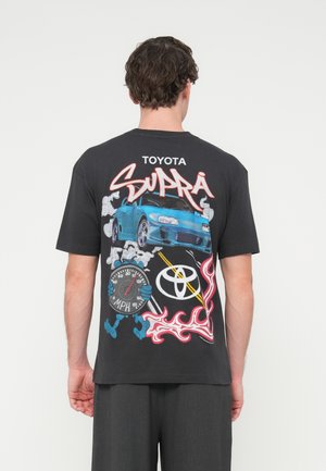AUTO TOYOTA SUPRA LIC TEE - Trükipildiga T-särk - black