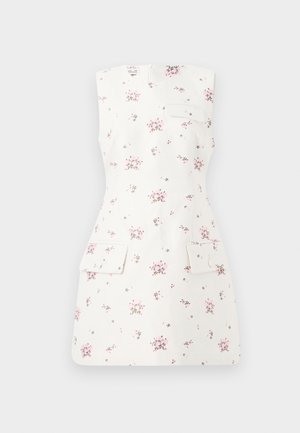 Bela brezrokavna obleka z majhnim rožnatim cvetličnim vzorcem, ki ima dve sprednji žepe in strukturirano silhueto.