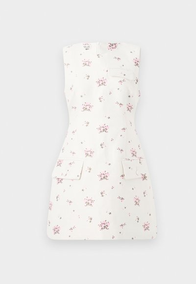 Valge ilma varrukateta kleit väikese roosa lillemustriga, millel on kaks esimest taskut ja struktureeritud siluett.