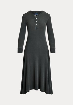 Dlouhé šaty s dlouhým rukávem v tmavě šedé barvě vyrobené z texturovaného materiálu, s knoflíkovým výstřihem ve stylu henley a rozšířenou sukní.