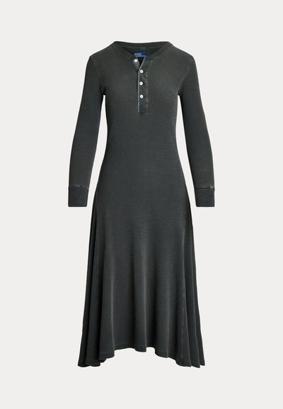 Donkergrijze jurk met lange mouwen, gemaakt van textiel met structuur, voorzien van een knoopsluiting bij de henley-halslijn en een uitlopende rok.