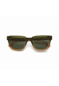 Lunettes de soleil carrées à gradient vert avec des verres sombres, dotées d'une monture translucide qui passe d'un vert foncé à un marron clair sur les bords.