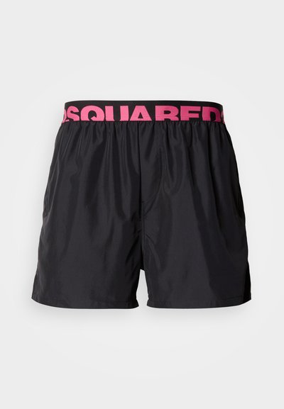 Pantaloni scurți de înot negri cu talie elastică roz, inscripționată cu textul "DSQUARED2". Textură ușoară și netedă. Design casual, potrivit pentru activități acvatice.