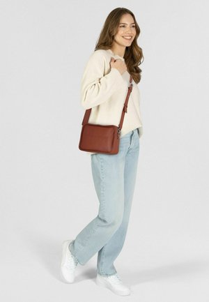Patrizia Pepe, (IM)PERFECTION UMHÄNGETASCHE LEDER 23 CM - Sac bandoulière - new cuoio