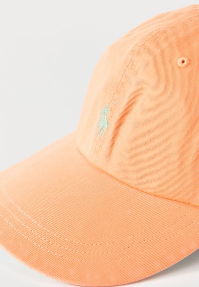 Ελαφρύ πορτοκαλί καπέλο μπέιζμπολ με ραμμένες ραφές και μικρό κεντημένο λογότυπο ενός παίκτη πόλο σε ανοιχτό μπλε χρώμα στην μπροστινή όψη.