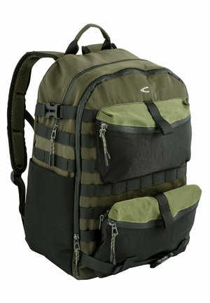 Rygsæk med en blanding af mørkegrøn og sort stof, der har flere lynlåslommer, justerbare stropper og militærstil webbing-detaljer.