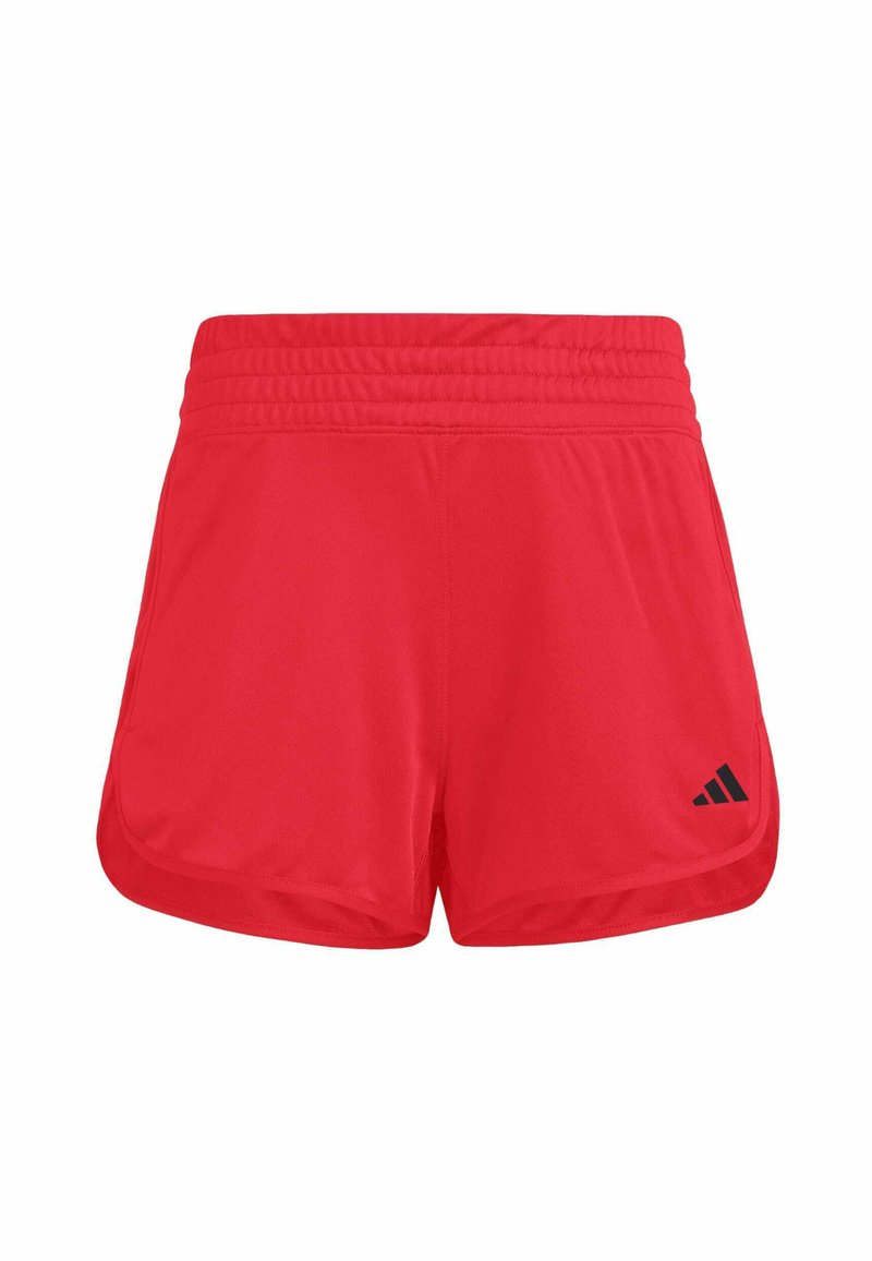 Röda sportshorts i lätt material, med en elastisk midja och en svart Adidas-logotyp på nedre vänstra sidan.