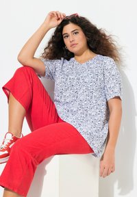 Ulla Popken GEOMETRIC FISH SHORT SLEEVE V-NECK - T-shirt con stampa - snow white