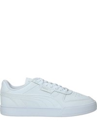 Scarpe da ginnastica bianche con tomaia in pelle liscia, dettagli testurizzati e perforazioni. Presentano lacci bianchi e suola in gomma.