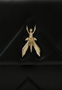 Clutch in pelle nera con un emblema geometrico dorato a forma di insetto sulla parte anteriore. La superficie presenta una texture liscia con un cappuccio a motivo a rombi.