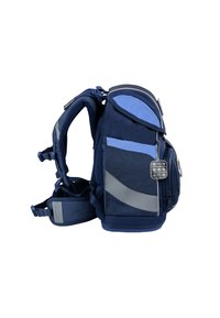 Blauer und marinefarbener ergonomischer Rucksack mit gepolsterten Trägern, mehreren Fächern, reflektierenden Streifen und einem kleinen Pop-it-Schlüsselanhänger, der am Reißverschluss befestigt ist.