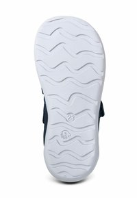 Witte rubberen zool met een golvend profiel, numerieke "23" afdruk en een donkere stoffen zijkant. Textuur voor grip en duurzaamheid.